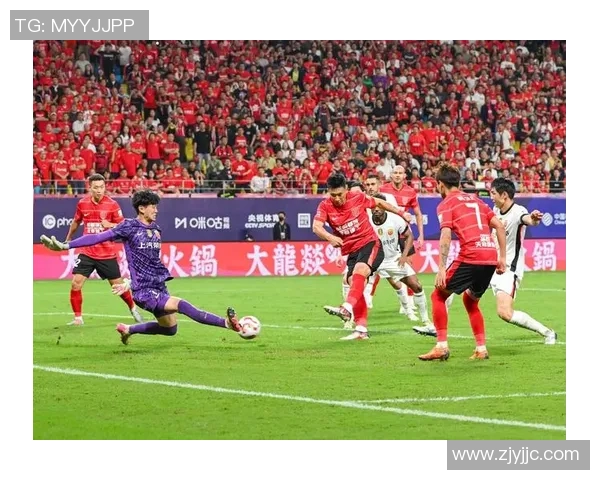 广州恒大迎战上海申鑫争夺中超联赛关键三分的激烈对决